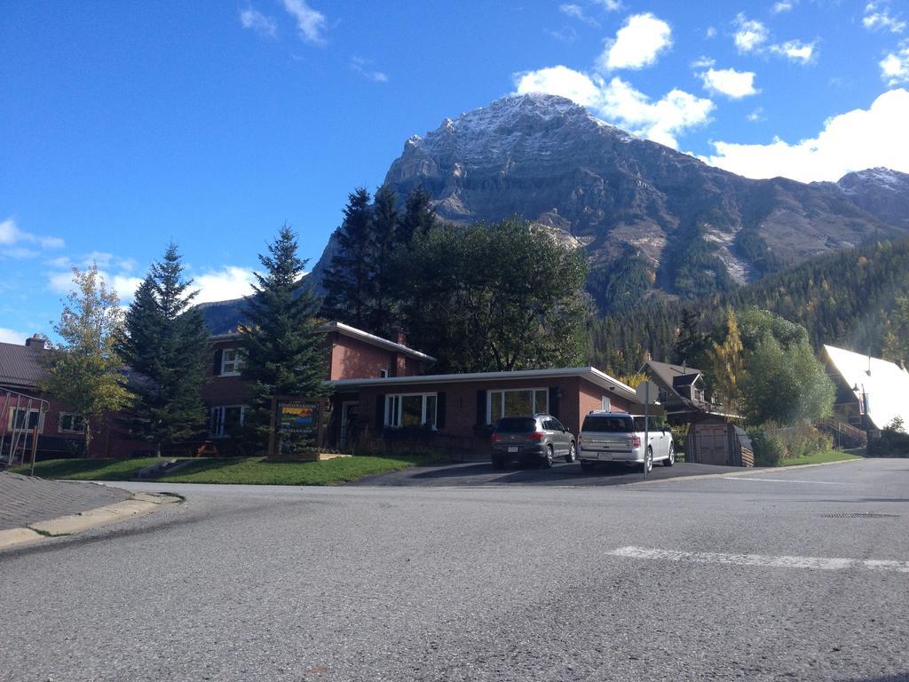 Canadian Rockies Inn - Adults Only Motel