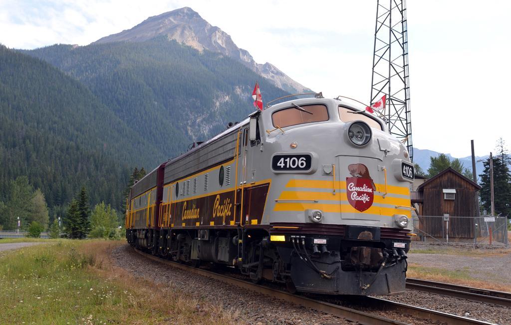 Canadian Rockies Inn - Adults Only 4* Field