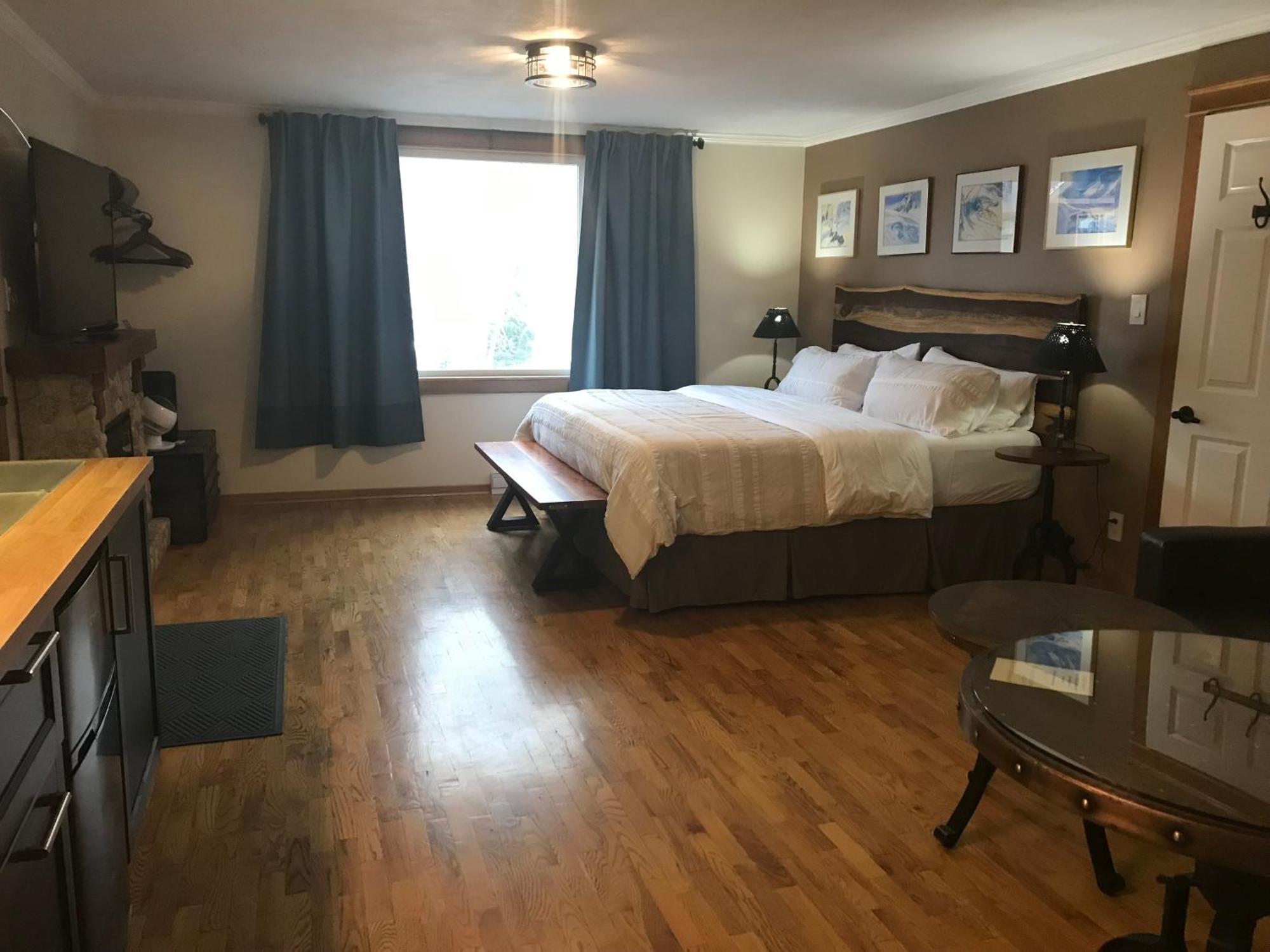 Motel Canadian Rockies - Adults Only Field